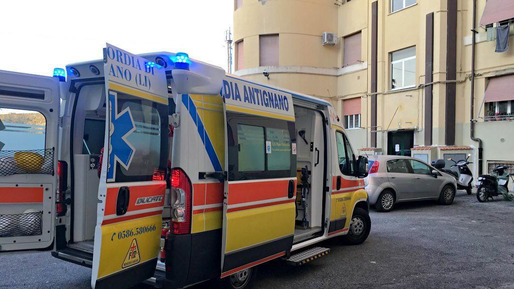 Un'ambulanza della Misericordia di Antignano (foto d'archivio)