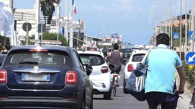 Tirrenia, la Litoranea non sopporta il maxi traffico dell’estate