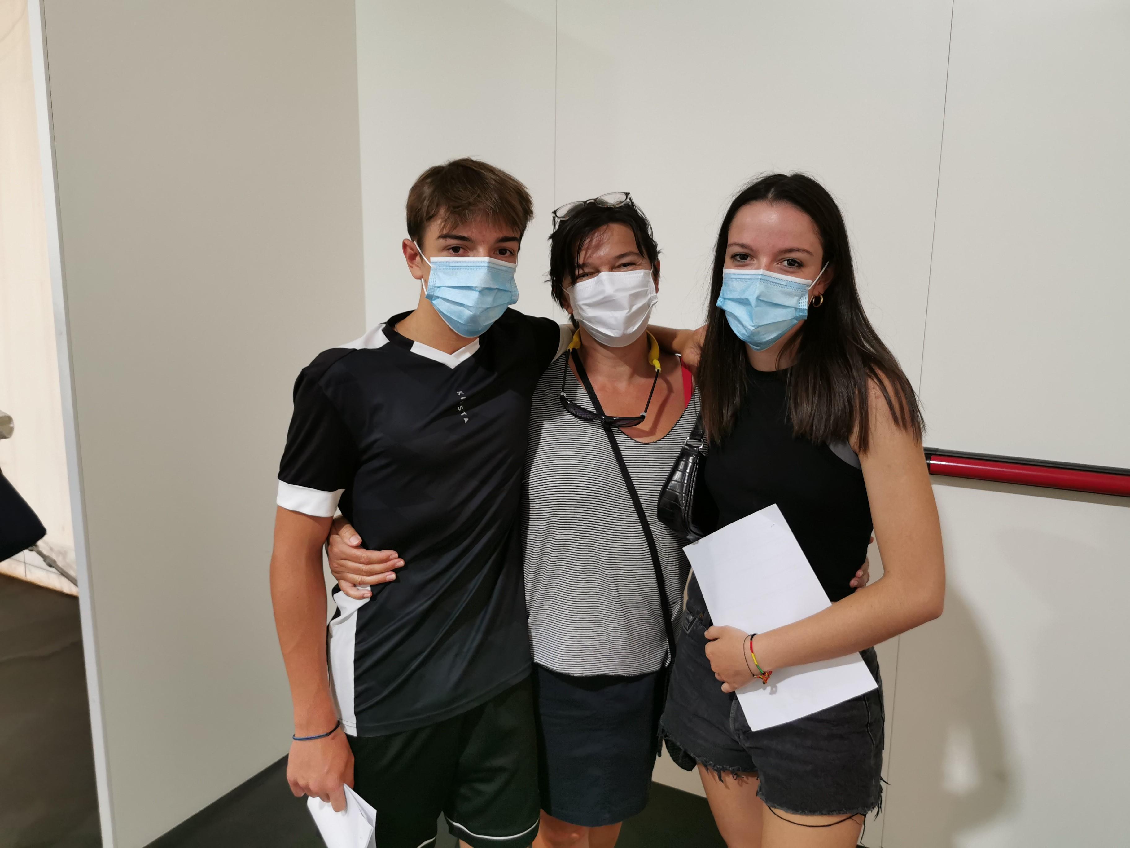 Manuel (15 anni) e Mia (18 anni) Cavazzoni con al centro la mamma Claudia Sforacchi