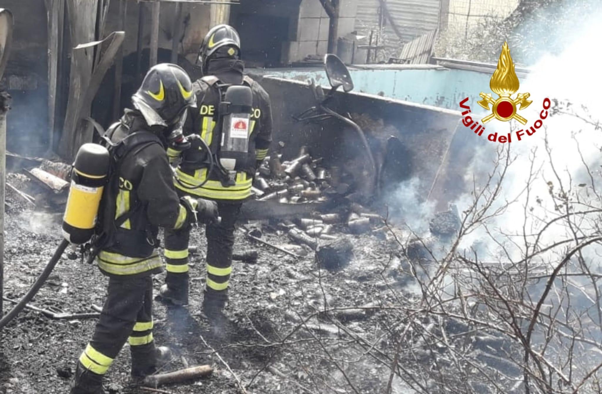 Cagliari, in fiamme un casolare e mezzi agricoli