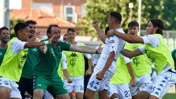 L'esultanza di Asllani dopo il vantaggio (foto Empoli Fc)