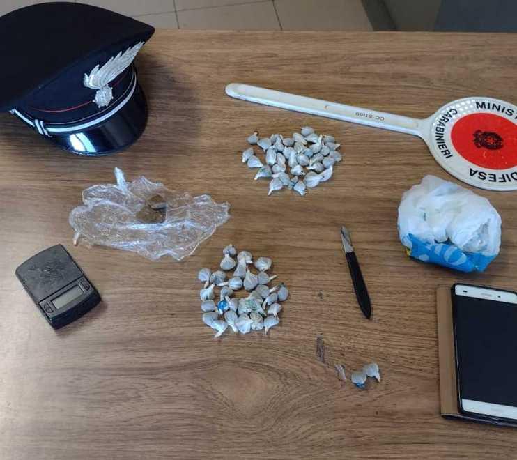 L’hashish e il materiale per confezionare le dosi di droga sequestrati dai carabinieri di Montecatini