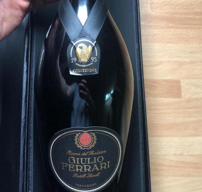 Rubano bottiglia da 700 euro «Ricompensa a chi la riporta»