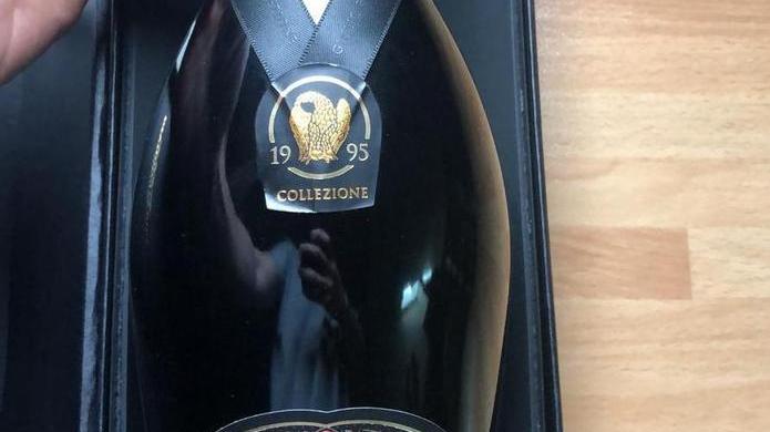 Rubano bottiglia da 700 euro «Ricompensa a chi la riporta»