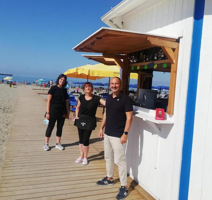 Nuovi servizi e un “baretto”: la spiaggia libera cambia volto