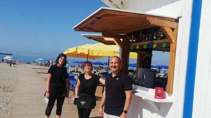 Nuovi servizi e un “baretto”: la spiaggia libera cambia volto