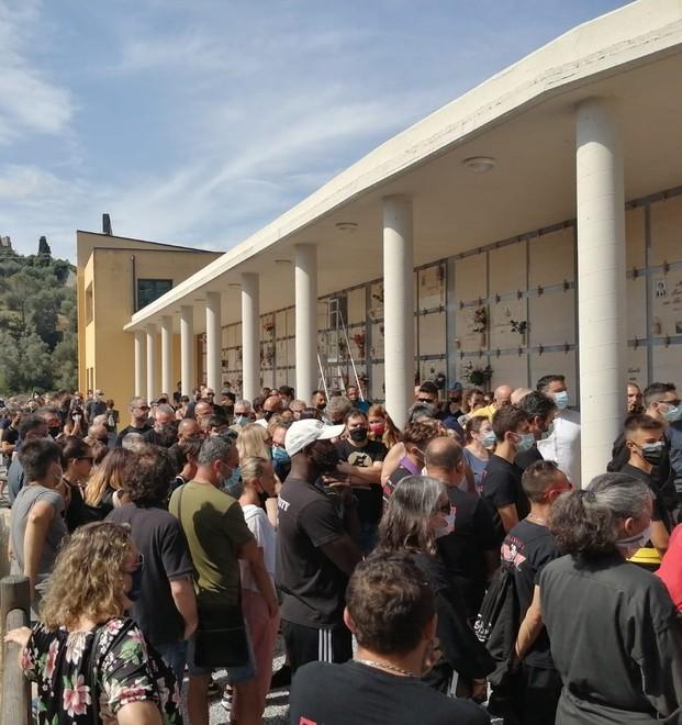 Addio a Simone l’abbraccio del suo paese 