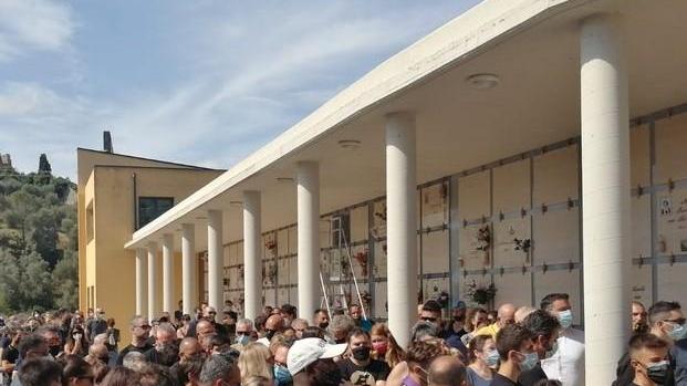 Addio a Simone l’abbraccio del suo paese