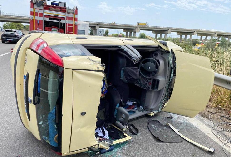 Si ribaltano con l’auto ferite nonna e nipote