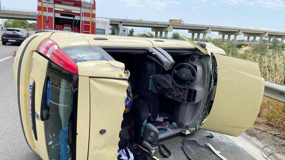 Si ribaltano con l’auto ferite nonna e nipote