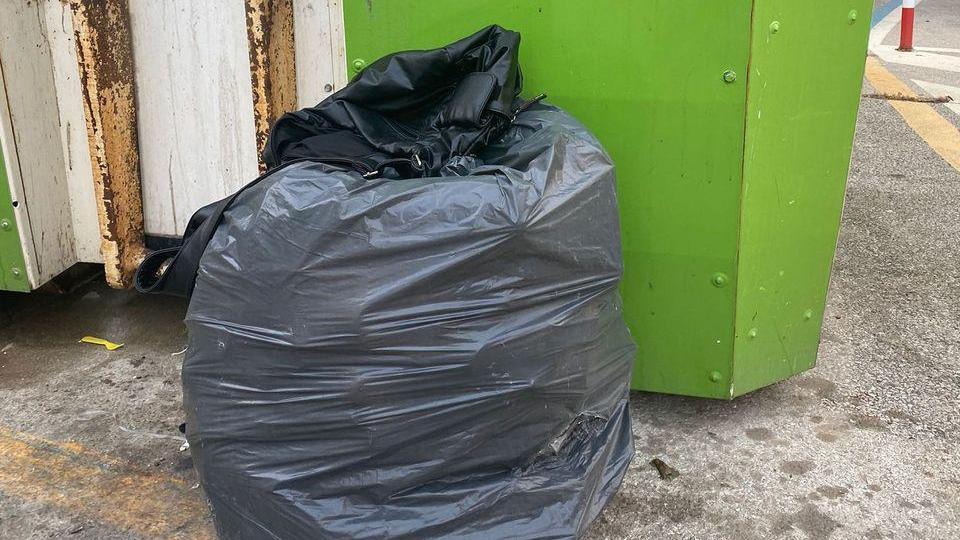 Sacchi e cartacce per strada Degrado segnalato in Comune