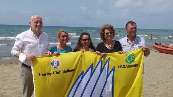 Le cinque vele sventolano sul borgo con il mare più bello