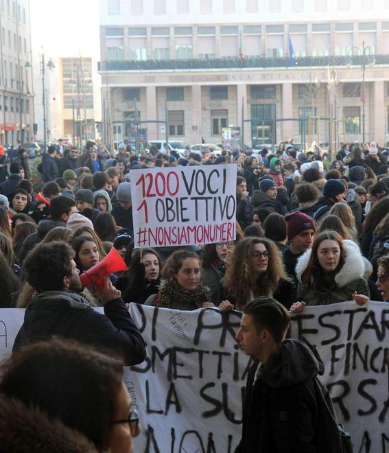 L’Enriques non ci sta Domattina in piazza per il no alla terza sede 