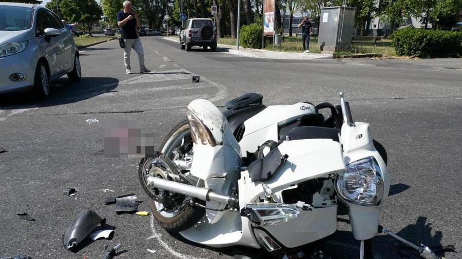Scontro auto-scooter, grave un ventenne