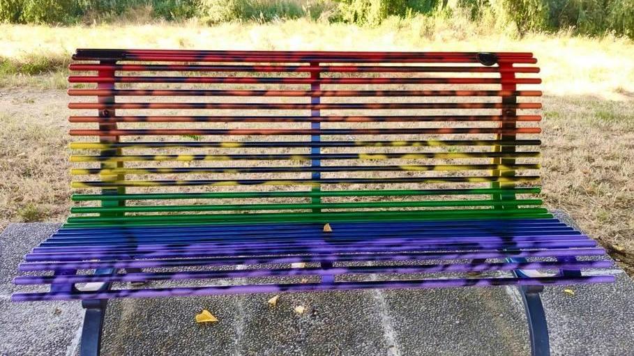 Altro raid dei vandali sfregiata la panchina anti-discriminazioni colorata dai ragazzi