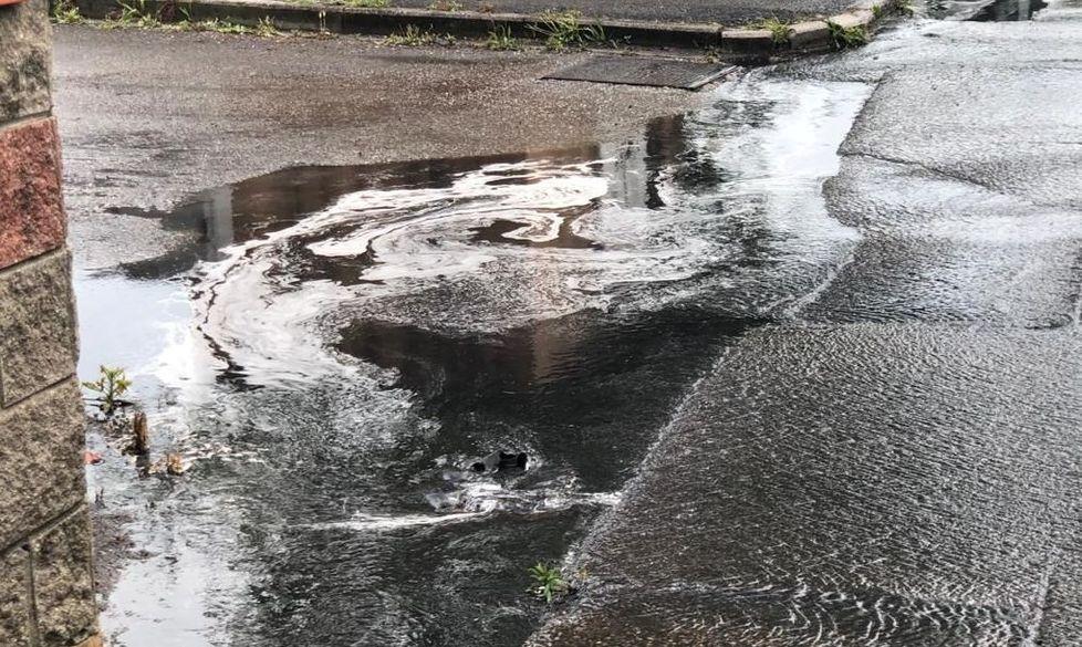 Acqua scura in strada, la soluzione ad agosto con lo stop della concia