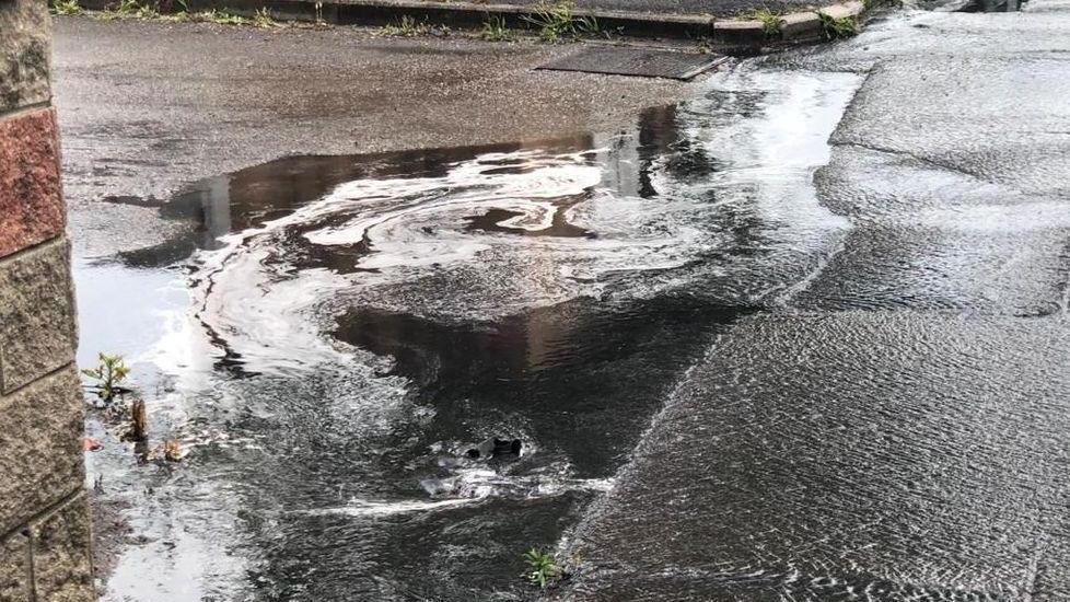Acqua scura in strada, la soluzione ad agosto con lo stop della concia