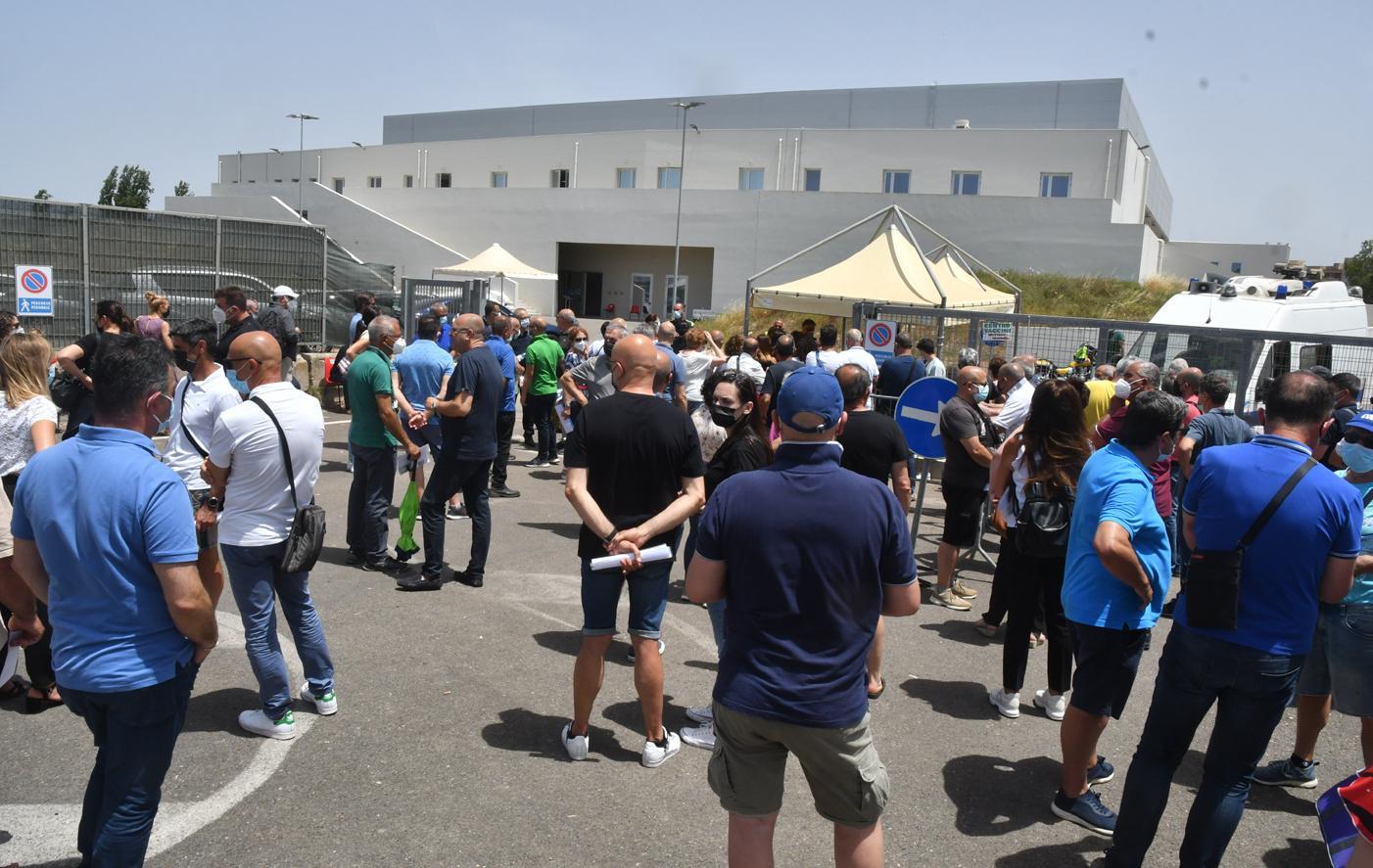 Sotto il sole senza regole, in attesa del vaccino 