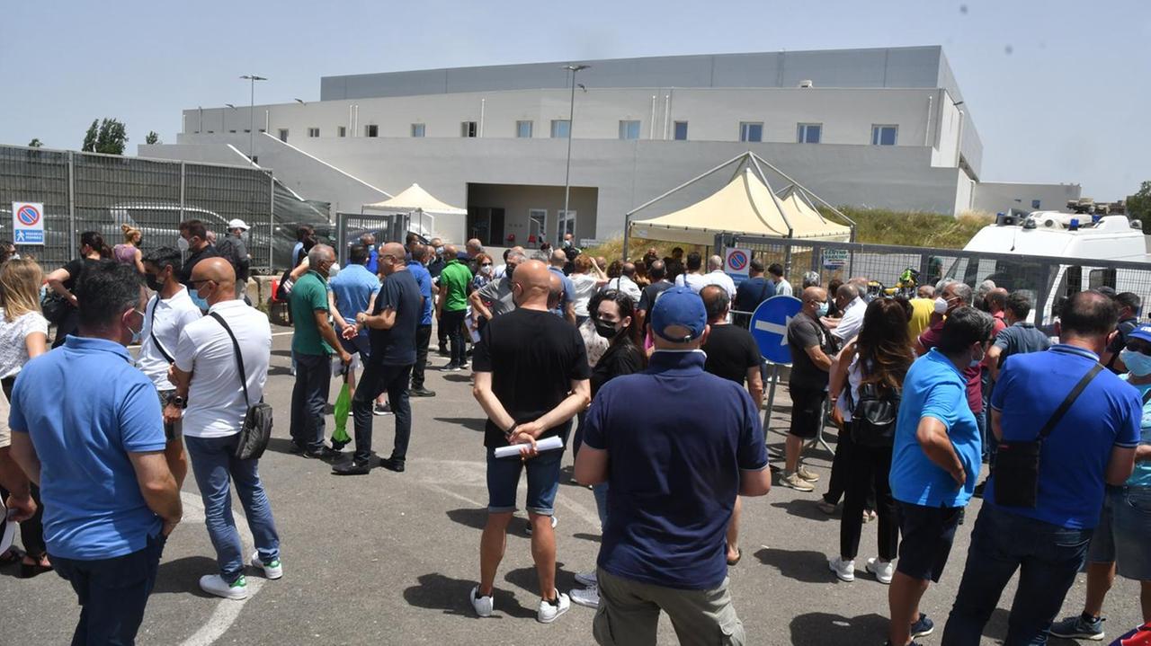 Sotto il sole senza regole, in attesa del vaccino
