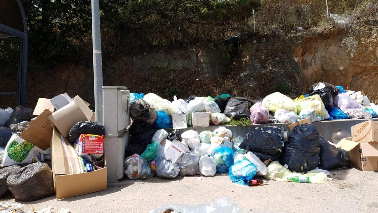Arzachena, Monticanaglia e Santa Teresina travolti dai rifiuti