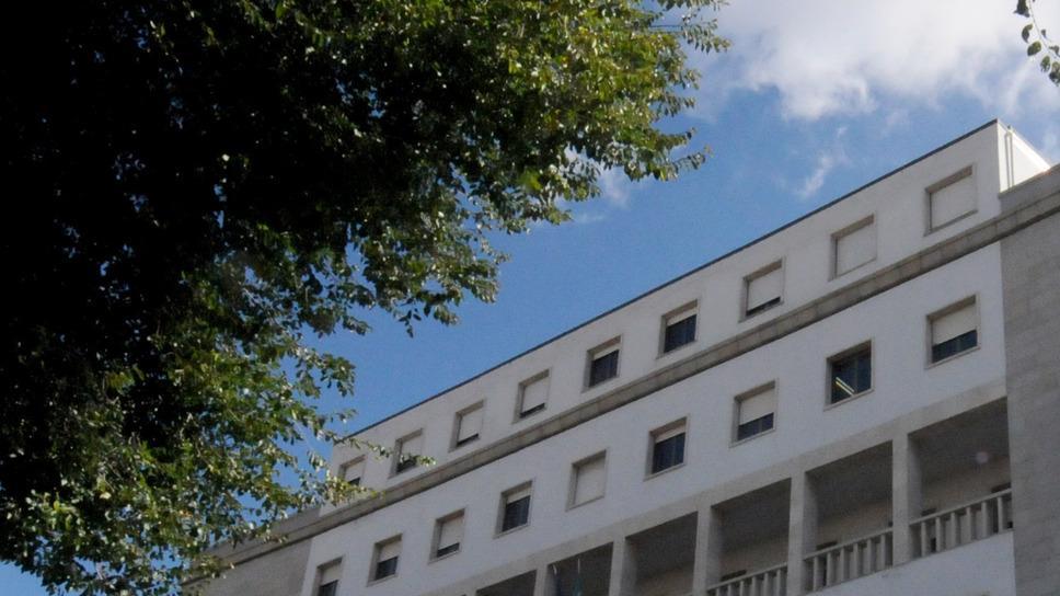 Durante una lite puntò la pistola contro un uomo: 52enne a giudizio