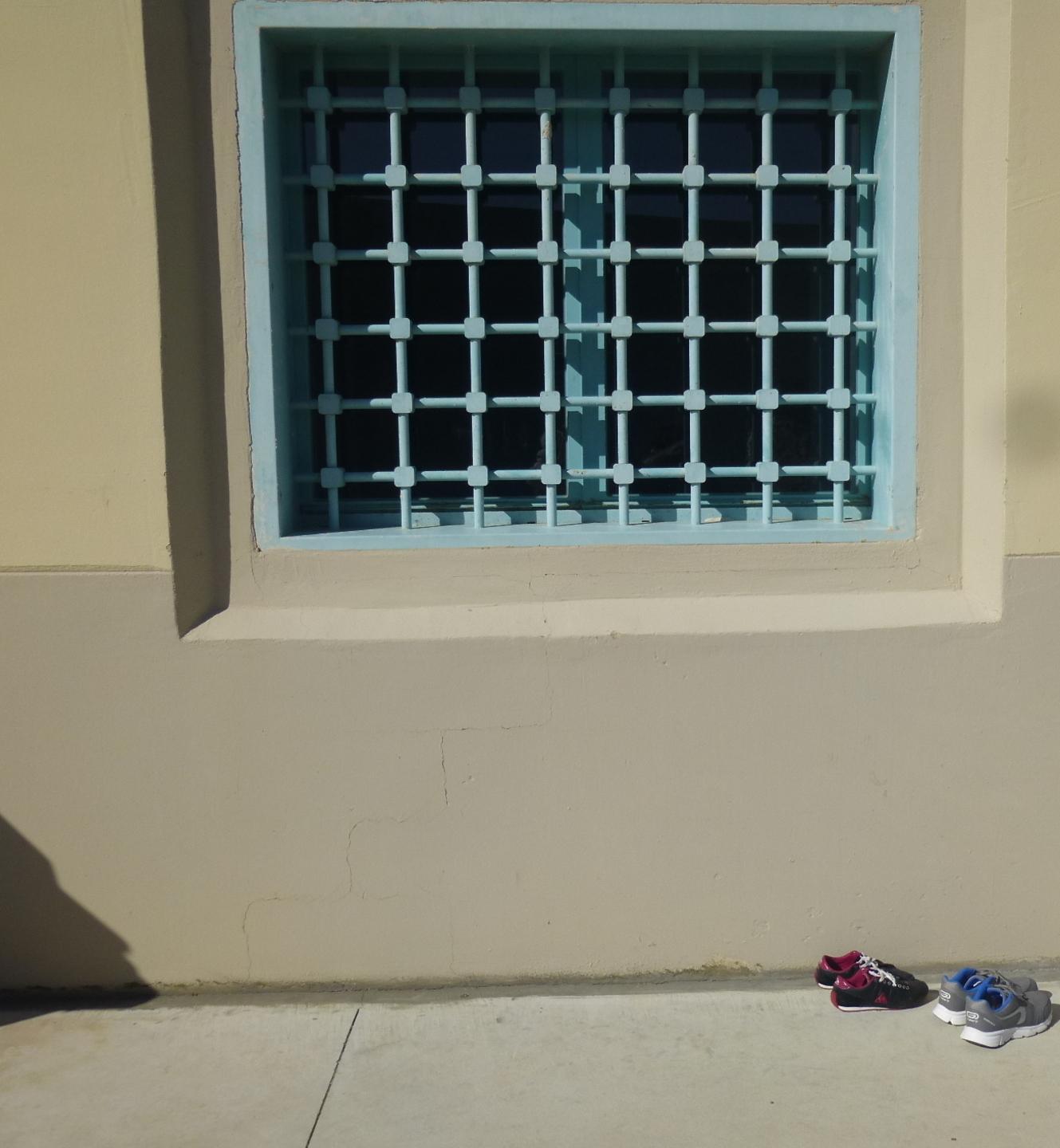 Ruba merce dalla vetrina di un ottico 23enne passa dai domiciliari al carcere