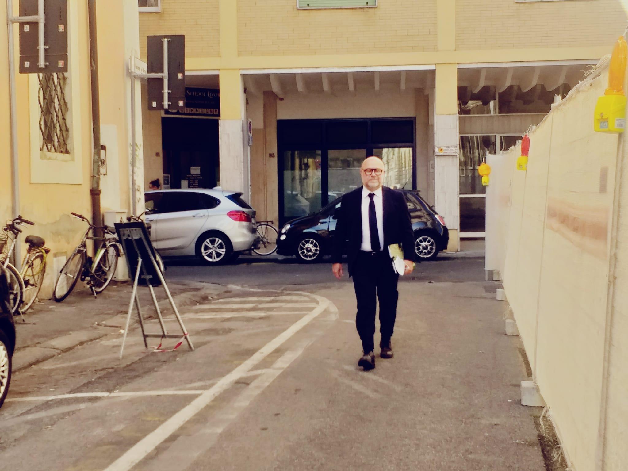 Filippo Nogarin all’ingresso del tribunale di Livorno