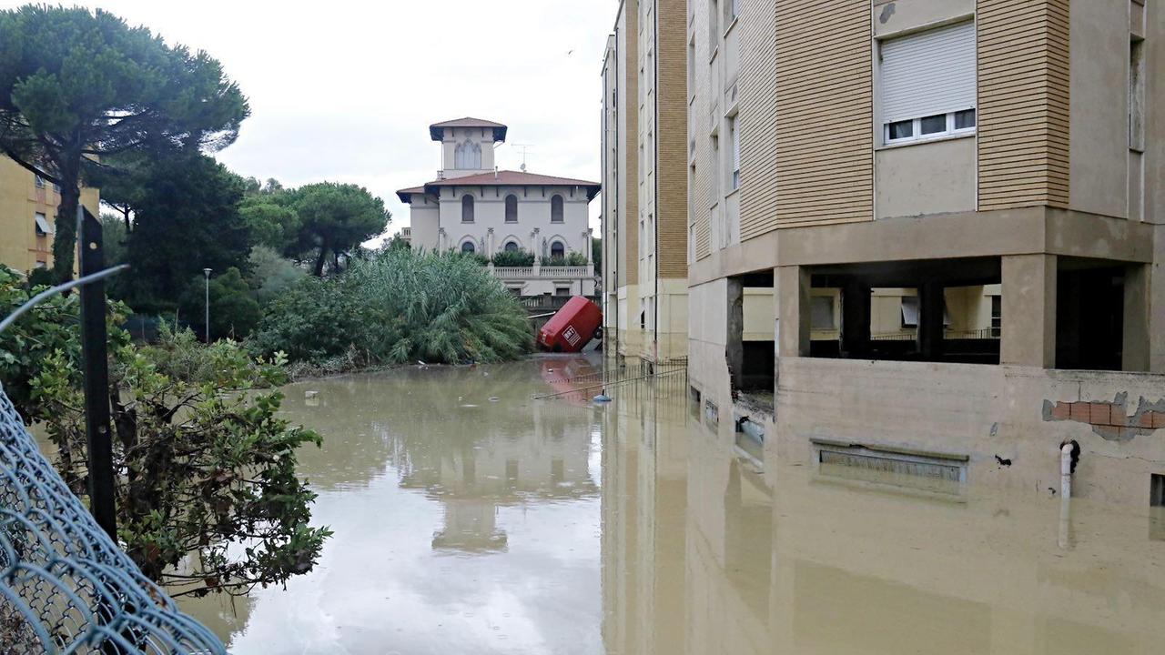 Alluvione, il documento esclusivo. Quando l’ex sindaco di Livorno disse ai magistrati: «Sapevo che l’allerta arancione partiva dalle 24» 