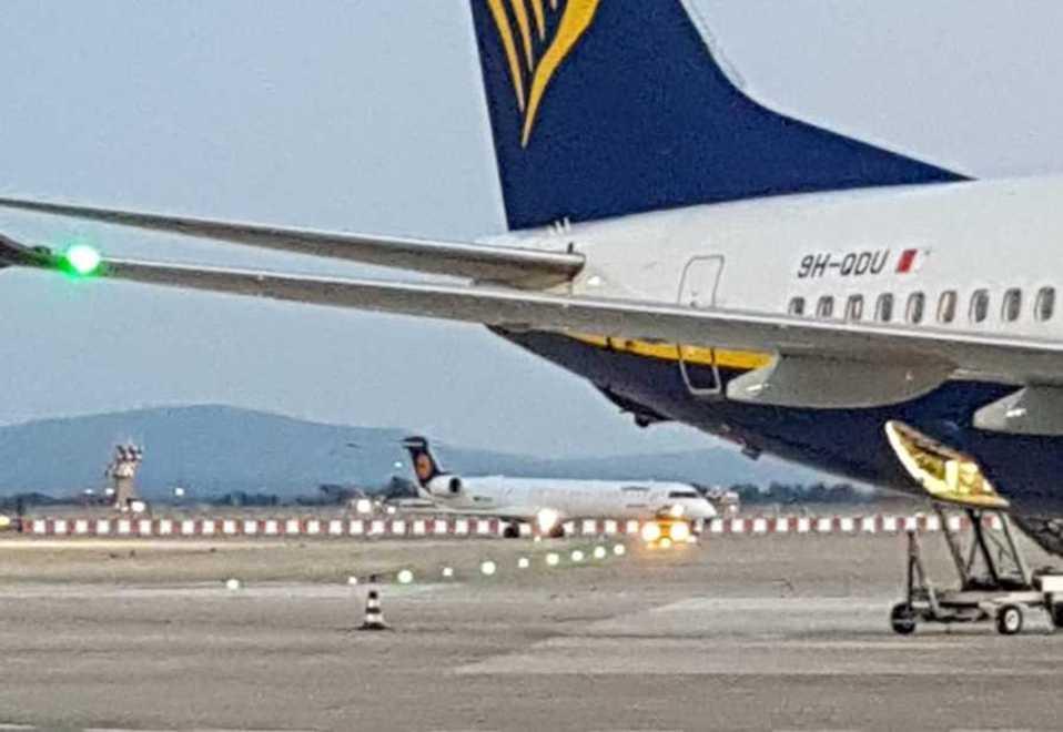 Il momento dell’atterraggio d’emergenza del Monaco-Olbia di martedì pomeriggio