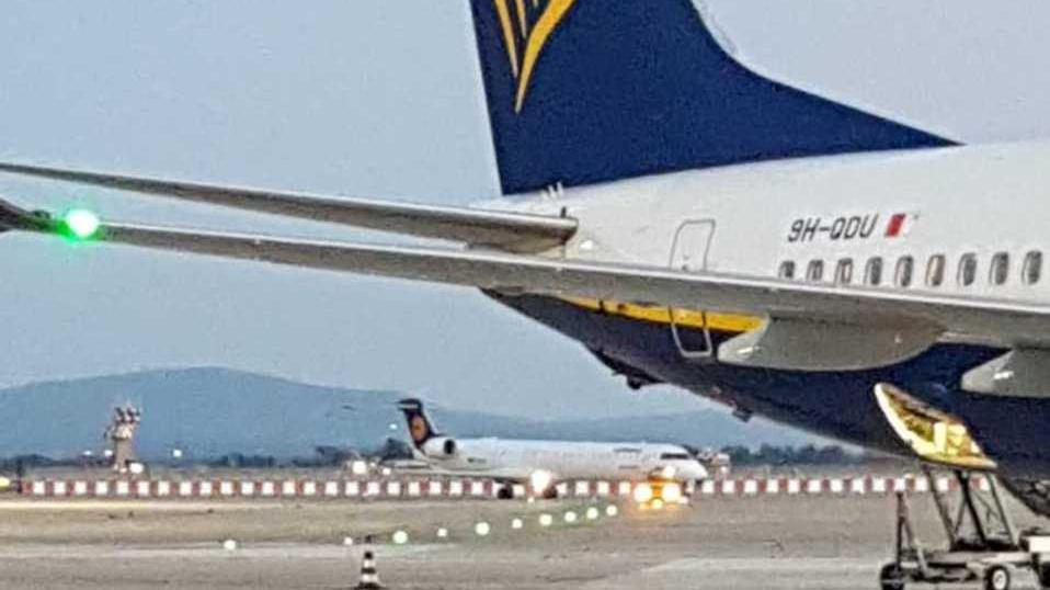 Il momento dell’atterraggio d’emergenza del Monaco-Olbia di martedì pomeriggio