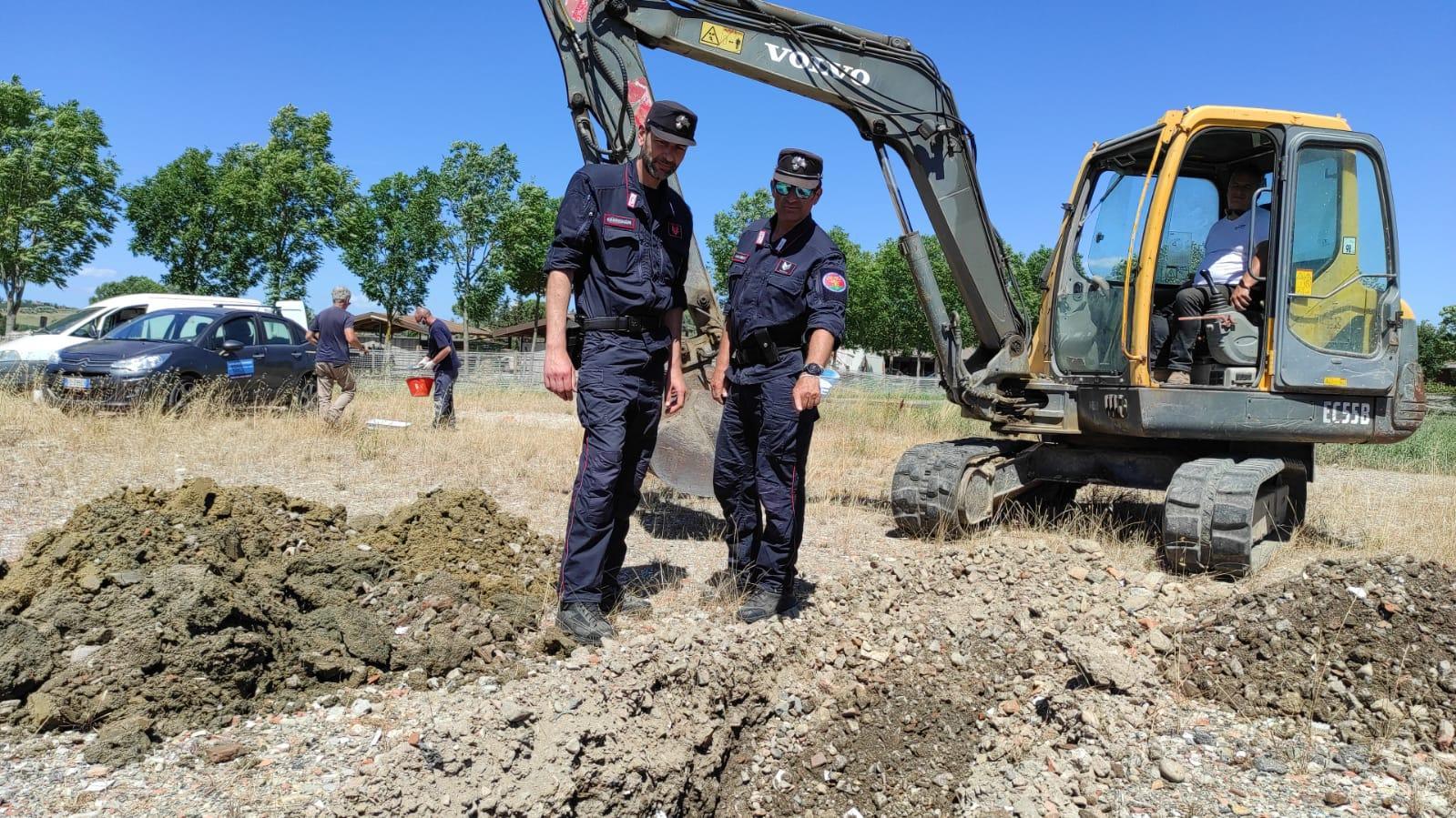 I carabinieri forestali durante i carotaggi di ieri a Peccioli