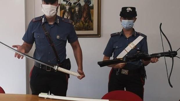 Spade, lancia e balestra: gli trovano un vero arsenale