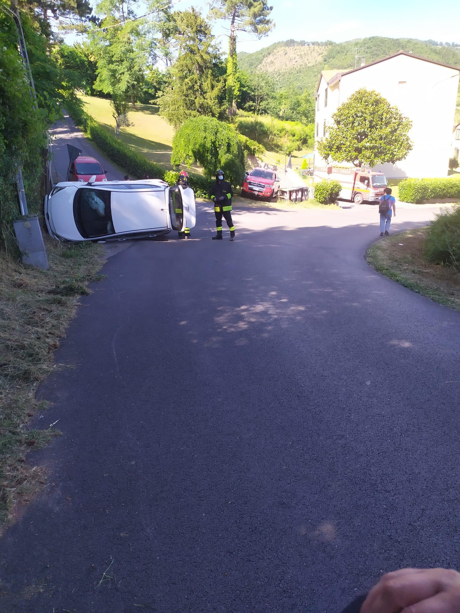 L'auto ribaltata in via Morandaccio
