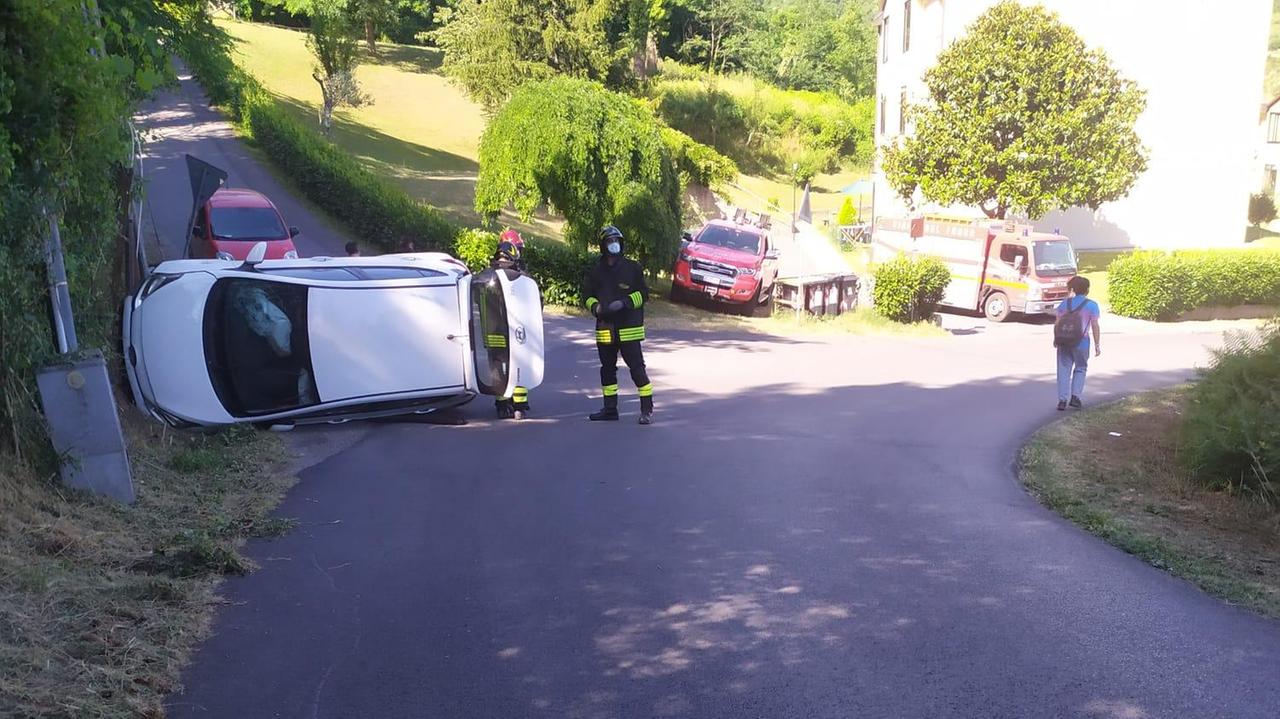 L'auto ribaltata in via Morandaccio