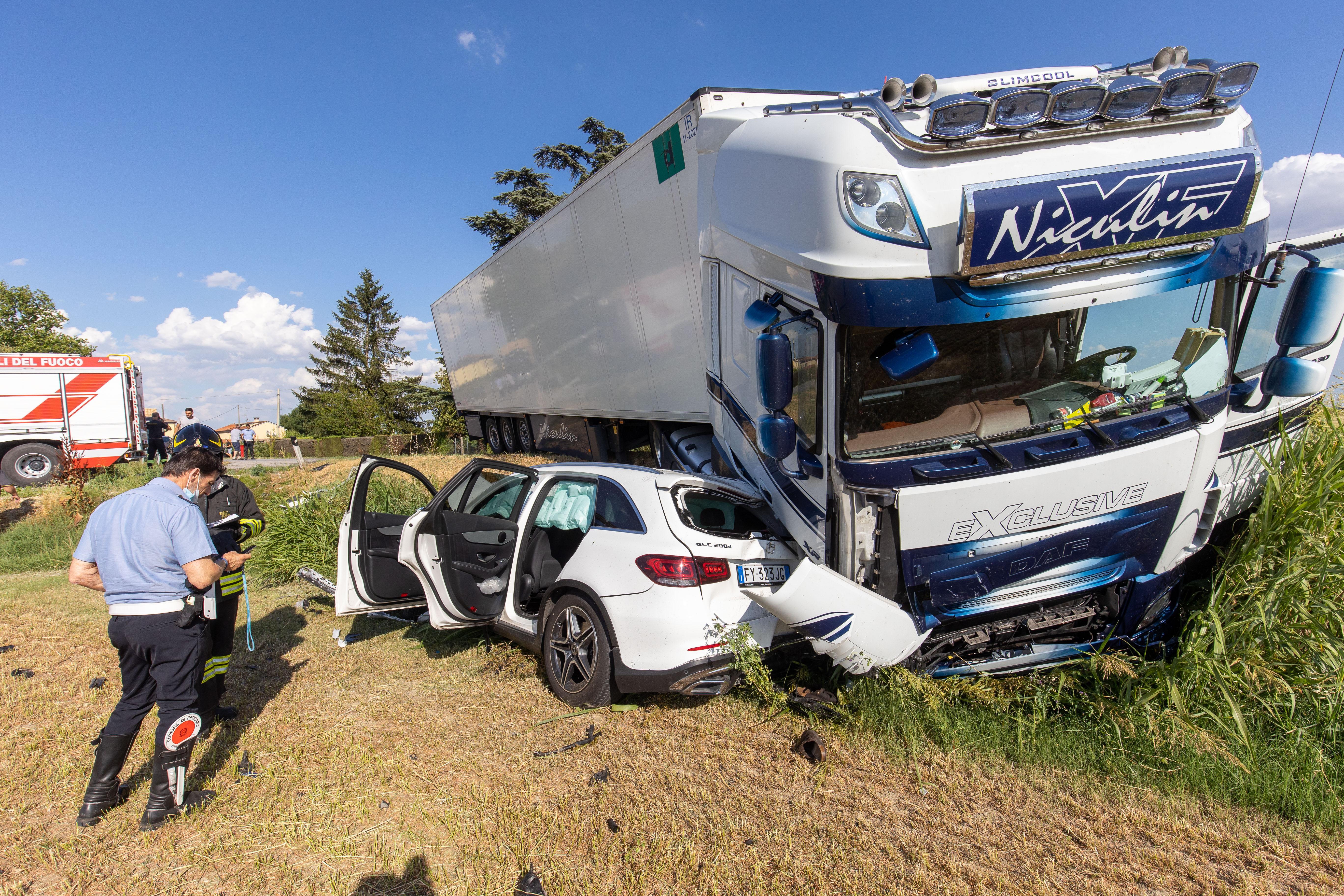 Scontro auto-tir. Un uomo ferito gravemente e il traffico paralizzato