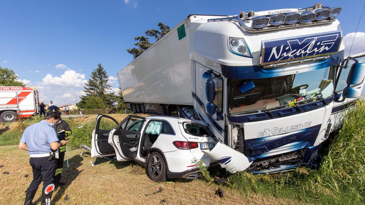 Scontro auto-tir. Un uomo ferito gravemente e il traffico paralizzato