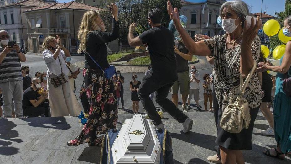 L'applauso all'uscita del feretro (foto Daniele Stefanini/Silvi)