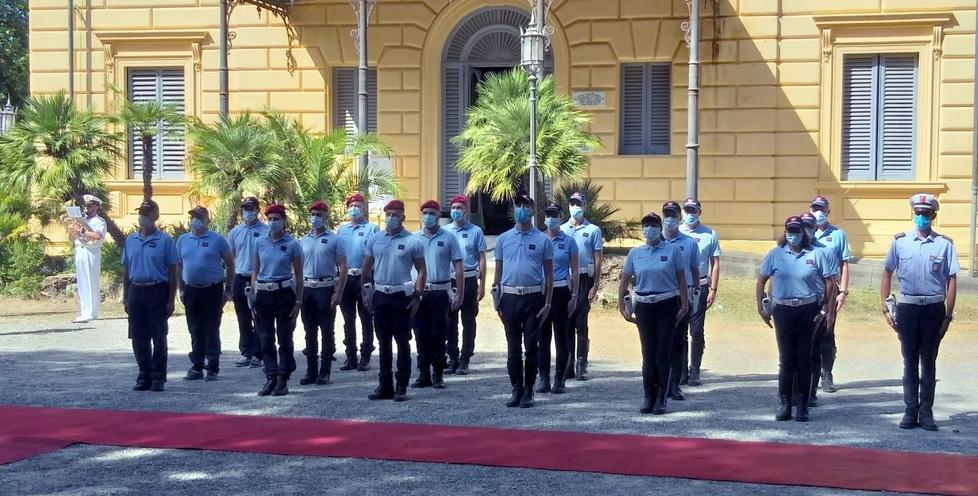 Gli agenti schierati a Villa Mimbelli