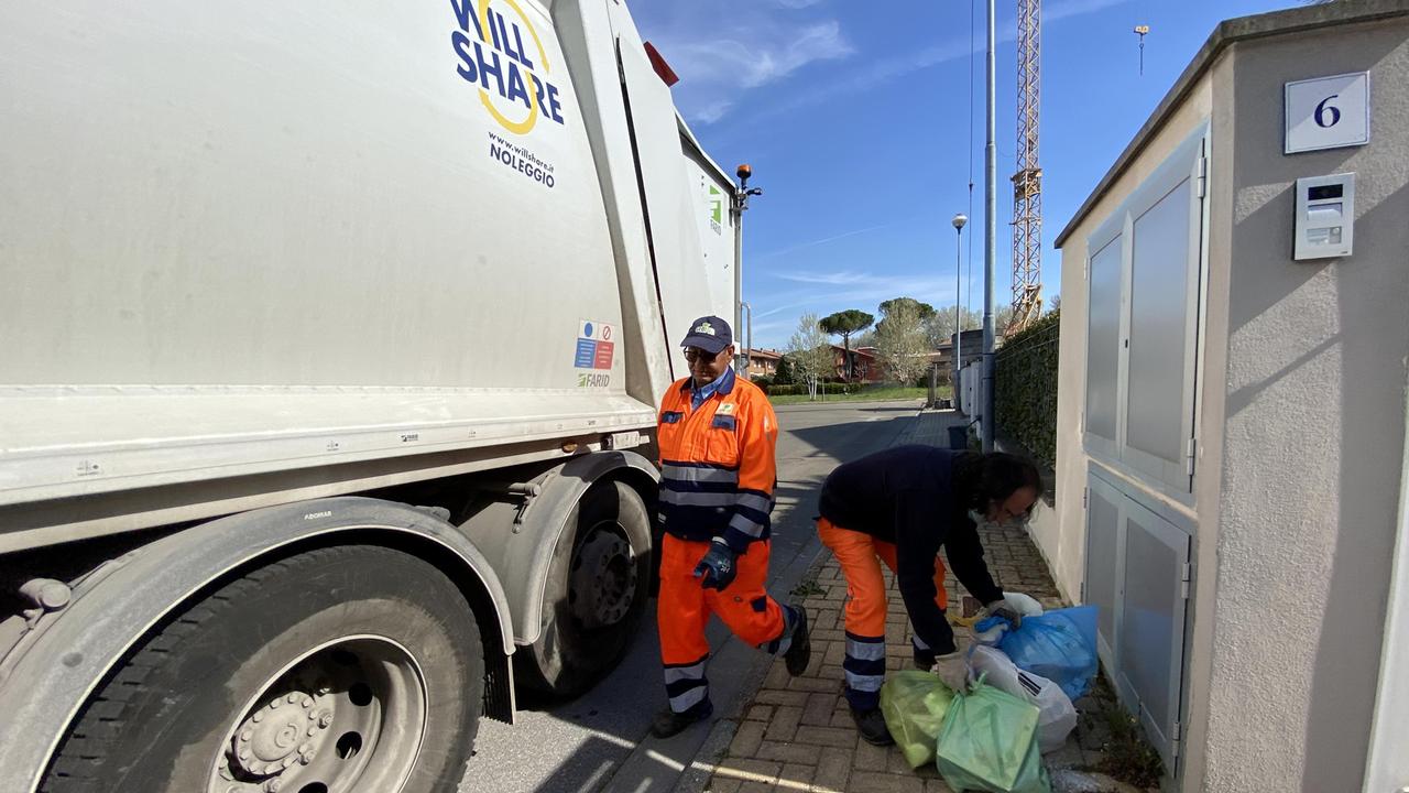Addetti alla raccolta differenziata (Foto Franco Silvi)