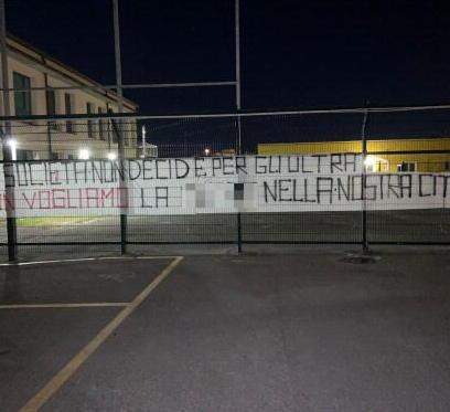 Lo striscione affisso dai tifosi del Pontedera fuori dallo stadio "Ettore Mannucci"