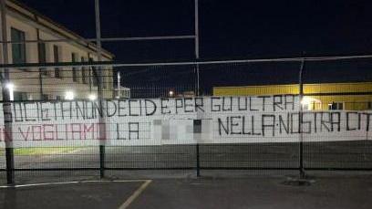 Lo striscione affisso dai tifosi del Pontedera fuori dallo stadio "Ettore Mannucci"