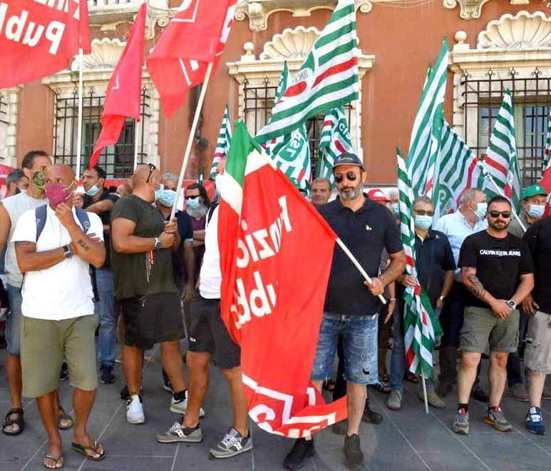 In piazza contro gli appalti nel settore energia 
