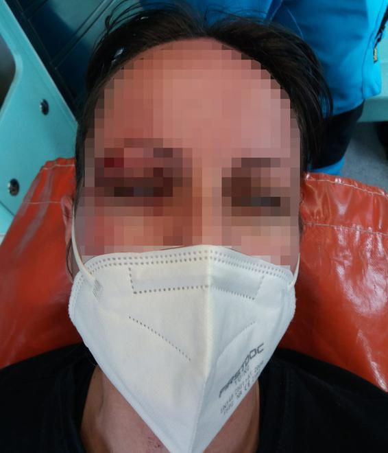 Prende a pugni una donna per strada senza alcun motivo