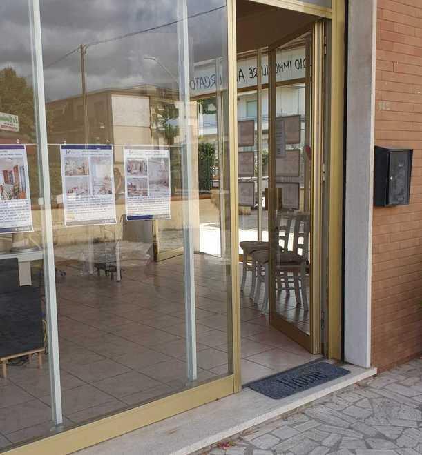 I ladri entrano in ufficio durante la pausa pranzo e rubano due pc e una tv