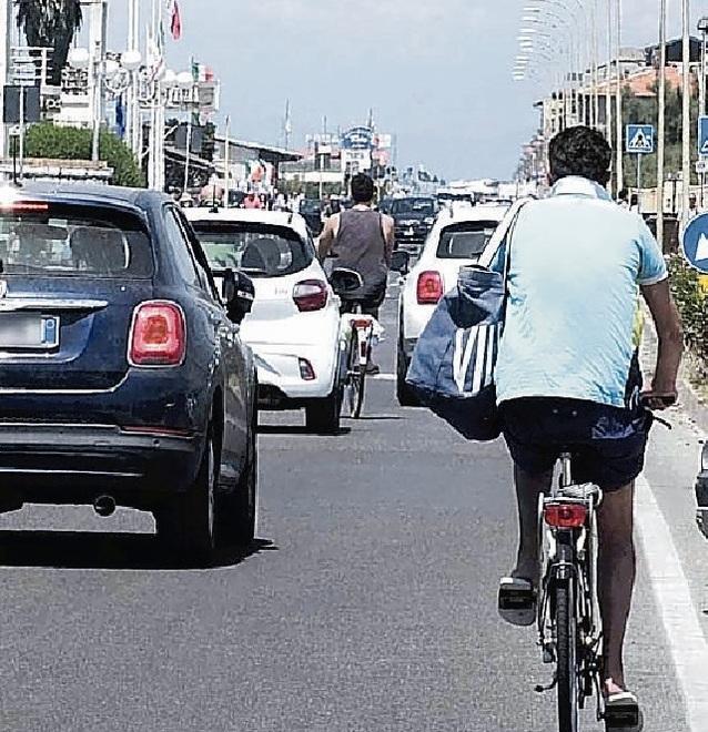 Il viale di Tirrenia non ce la fa proprio più a reggere il maxi-traffico dell’estate 