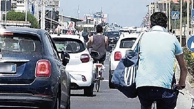 Il viale di Tirrenia non ce la fa proprio più a reggere il maxi-traffico dell’estate