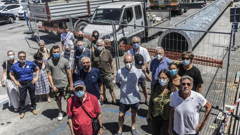 In via Calatafimi spunta la maxi antenna e scoppia la protesta