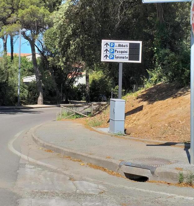 Ancora spenti i pannelli per la sosta