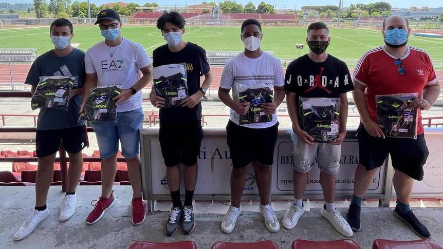 Dieci nuovi fischietti per la sezione Aia di Pontedera Tutti giovanissimi