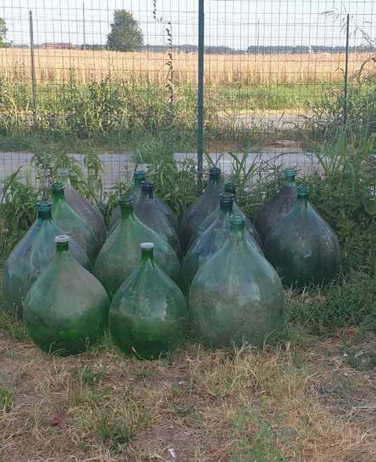 I rifiuti abbandonati riciclati come addobbo